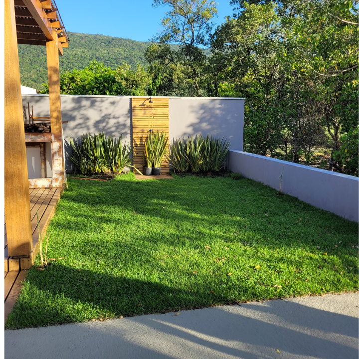 Gramado novo e bem aparado em jardim residencial no Rio Tavares